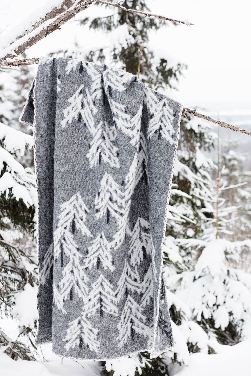 lapuan-kankurit-wool-blanket-plaid-gray-white-kuusi